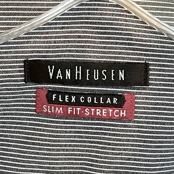 𝅺Men’s Van Heusen button down dress shirt. - Picture 7 of 8
